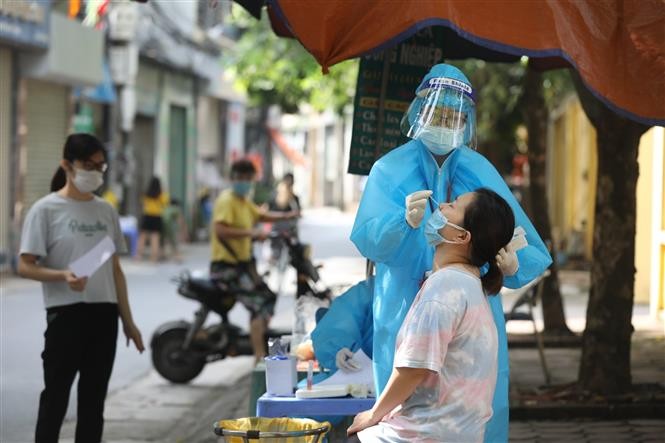 Nhân viên y tế lấy mẫu xét nghiệm COVID-19 cho người dân xóm 7A, thôn Yên Ngưu, xã Tam Hiệp, huyện Thanh Trì, ngày 10/9. (Nguồn: TTXVN)