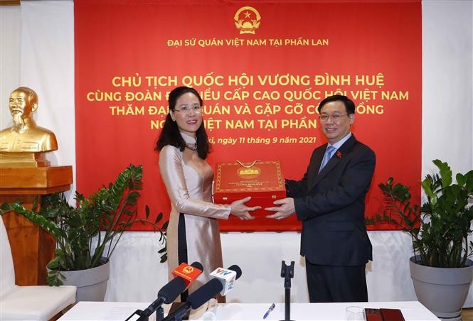 Chủ tịch Quốc hội Vương Đình Huệ tặng quà cho Đại sứ quán Việt Nam tại Phần Lan. (Nguồn: TTXVN)