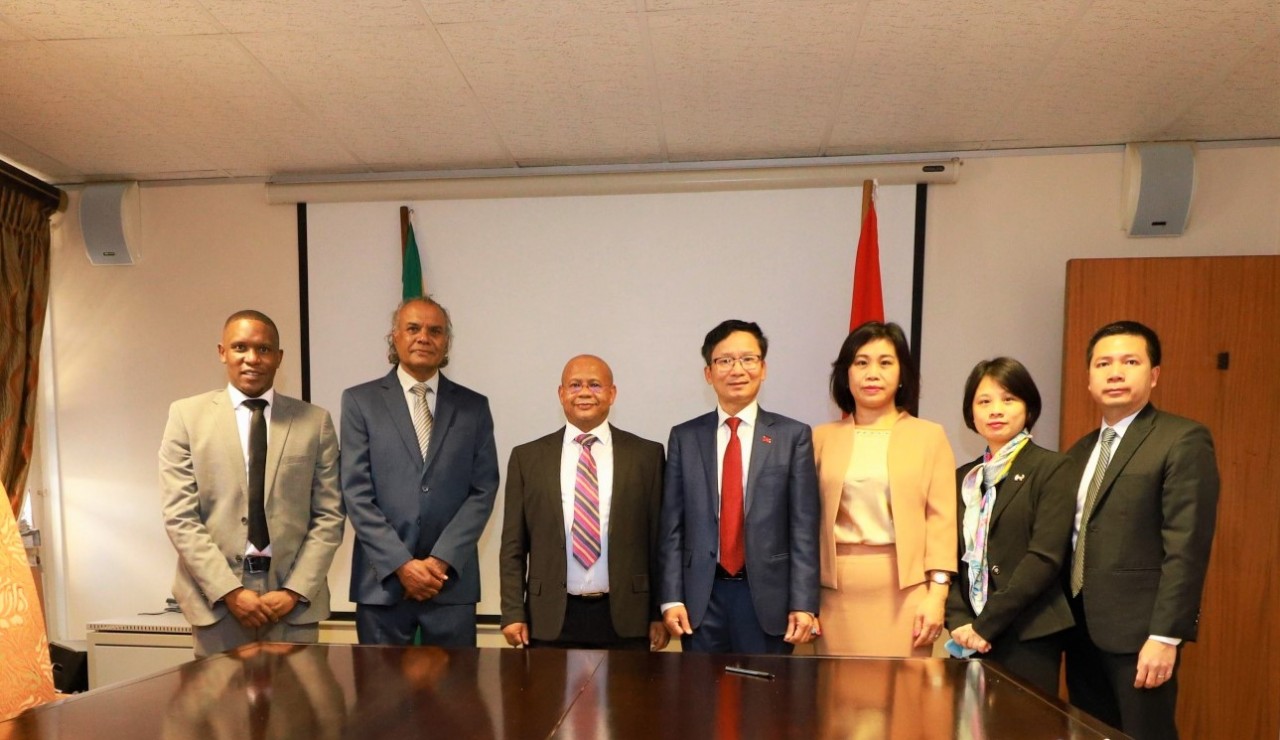 Đại sứ Hoàng Văn Lợi làm việc với lãnh đạo Sở Phát triển KT-DL và Cơ quan NCEDA của tỉnh.