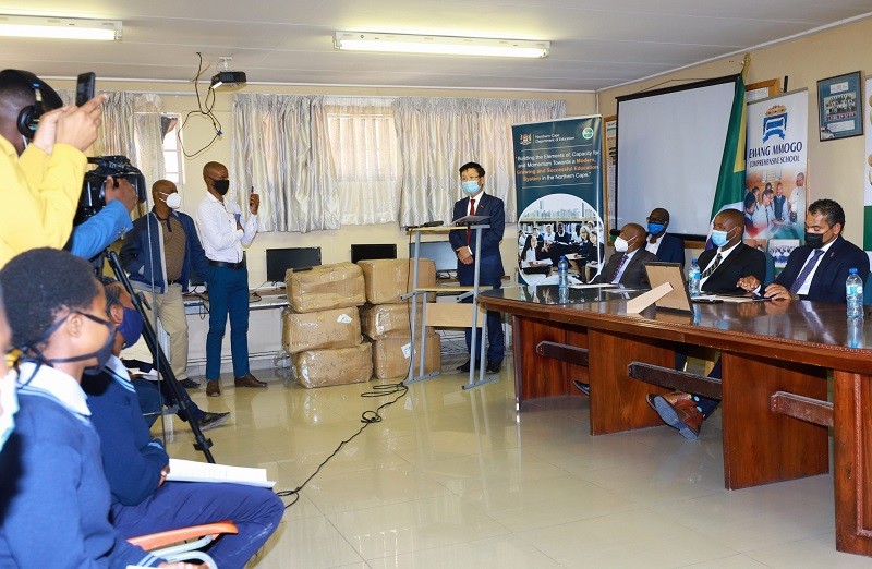 Lễ trang khẩu trang cho Trường THCS Emang Mmogo.