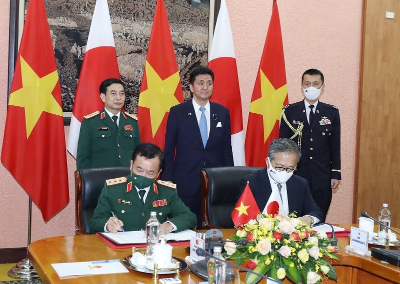 Đại tướng, Bộ trưởng Quốc phòng Phan Văn Giang và Bộ trưởng Quốc phòng Nhật Bản Kishi Nobuo chứng kiến lễ ký hợp tác giữa Bộ quốc phòng hai nước. (Nguồn: TTXVN)