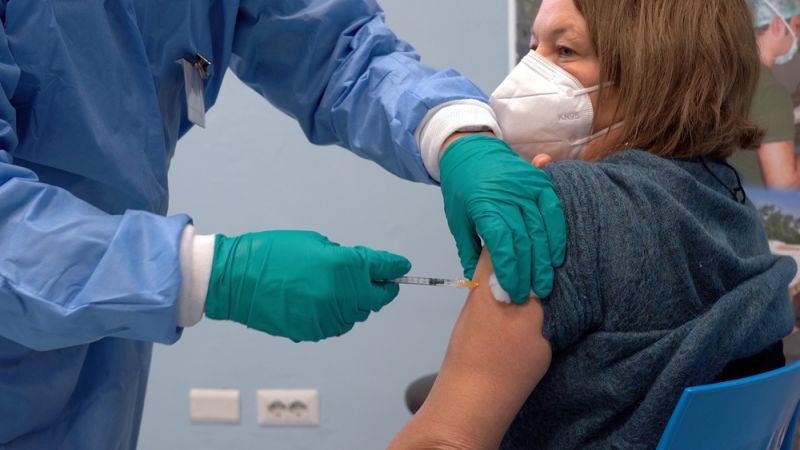 Italy sẽ triển khai tiêm mũi vaccine Covid-19 thứ ba từ ngày 20/9, bắt đầu từ những người dễ bị tổn thương nhất, ví dụ như những bệnh nhân ung thư và người được ghép tạng. (Nguồn: WIR)