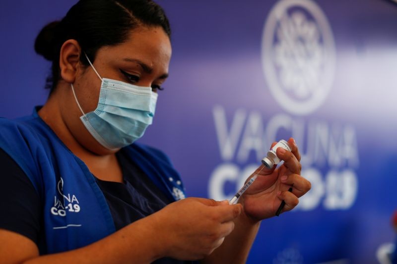 El Salvador sẽ bắt đầu tiêm mũi vaccine ngừa Covid-19 thứ 3 cho một số nhóm đối tượng, trong đó có người cao tuổi, nhân viên y tế và người có bệnh nền. (Nguồn: Reuters)