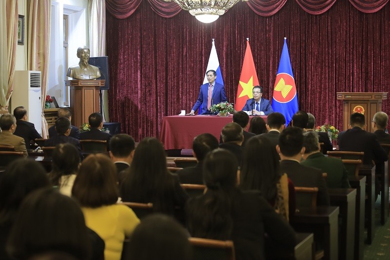 Bộ trưởng Bộ Ngoại giao Việt Nam Bùi Thanh Sơn đến thăm Đại sứ quán Việt Nam tại LB Nga, gặp gỡ cán bộ nhân viên Đại sứ quán, đại diện cộng đồng người Việt Nam tại Liên bang Nga. (Nguồn: TTXVN)