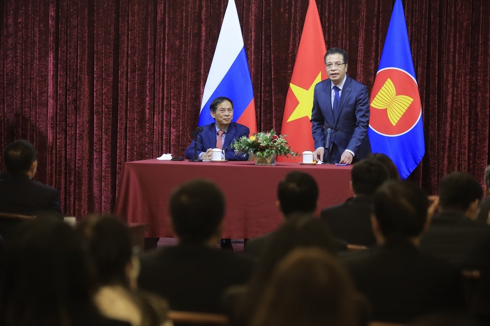 Bộ trưởng Ngoại giao Bùi Thanh Sơn gặp gỡ đại diện cộng đồng người Việt Nam tại Liên bang Nga