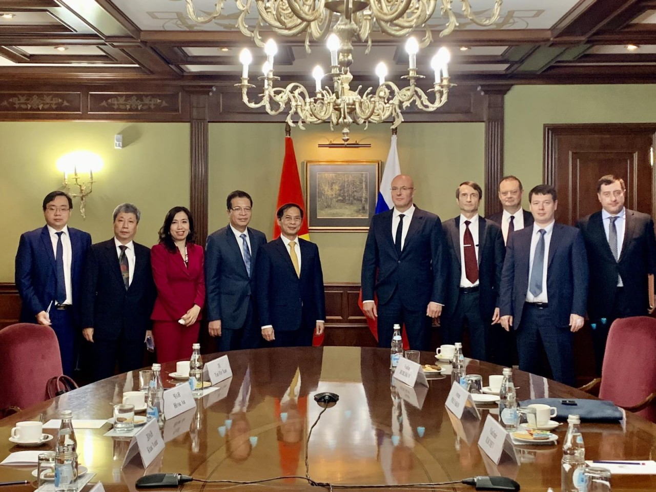 Trong khuôn khổ chuyến thăm chính thức Liên bang Nga, chiều 28/9, Bộ trưởng Ngoại giao Bùi Thanh Sơn đã hội kiến với Phó Thủ tướng Nga Dmitry Chernyshenko.
