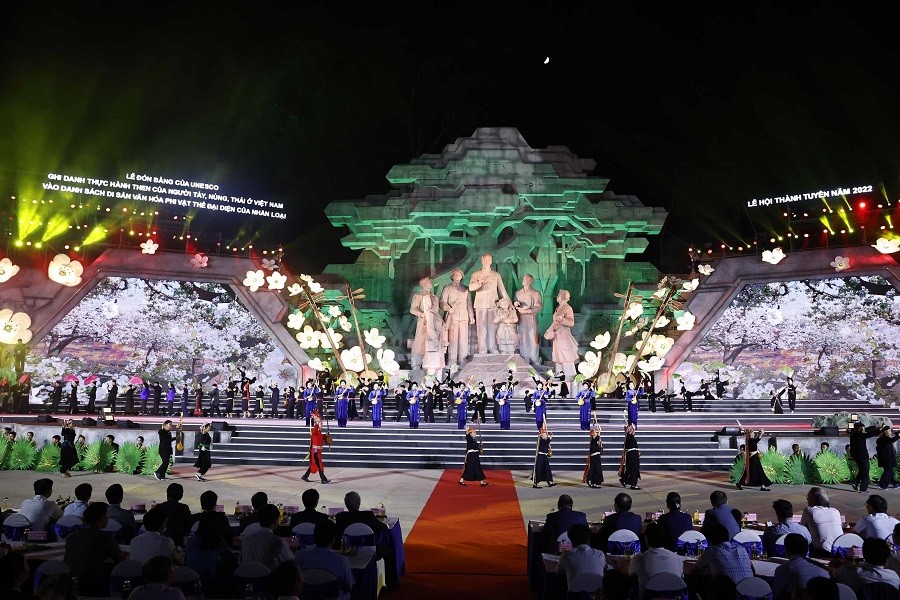 Biểu diễn nghệ thuật hát Then tại buổi lễ. (Nguồn: TTXVN)