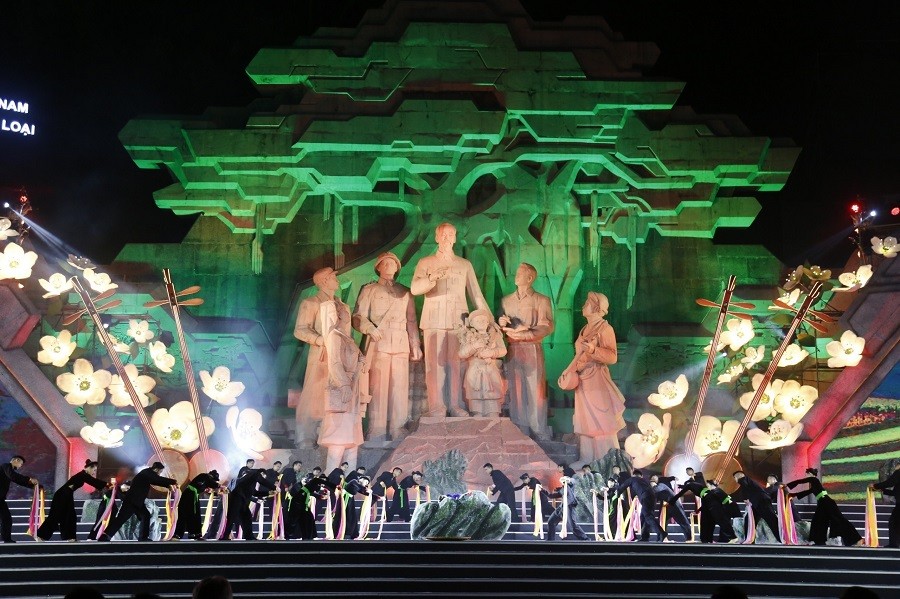 Biểu diễn nghệ thuật hát Then tại buổi lễ. (Nguồn: TTXVN)