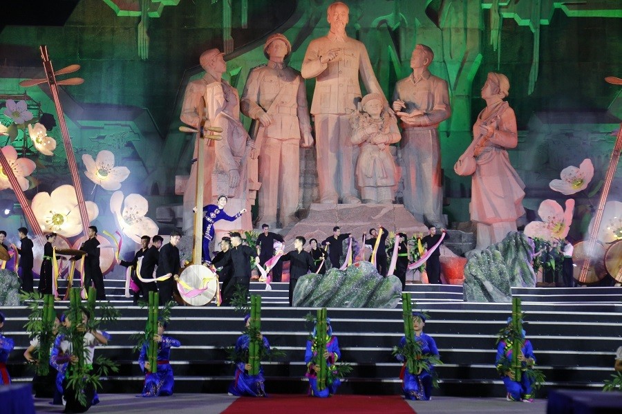 Biểu diễn nghệ thuật hát Then tại buổi lễ. (Nguồn: TTXVN)