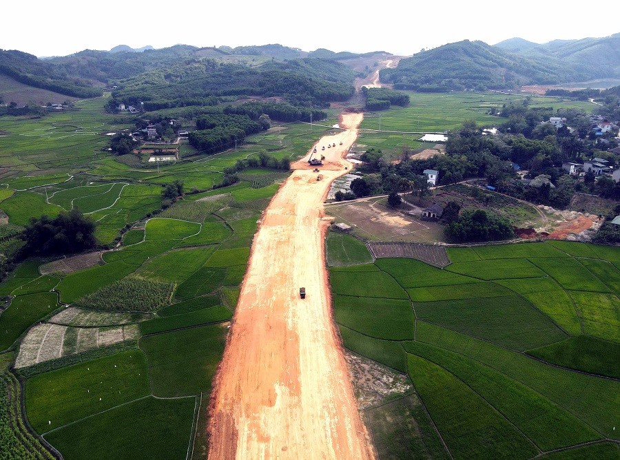 Tuyến đường cao tốc Tuyên Quang-Phú Thọ kết nối với cao tốc Nội Bài - Lào Cai đang dần hình thành. (Nguồn: TTXVN)