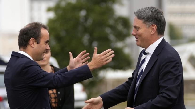 Bộ trưởng Quốc phòng Pháp Sebastien Lecornu chào đón người đồng cấp Australia Richard Marles. (Nguồn: AP)