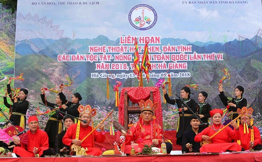 Nghệ nhân Then Nguyễn Văn Ngự trình diễn trích đoạn nghi lễ “lẩu Then Bjoóc mạ” do tại Liên hoan nghệ thuật hát Then - đàn Tính các dân tộc Tày, Nùng, Thái toàn quốc lần thứ VI tại Hà Giang vào tháng 5/2018. (Nguồn: TTXVN) Nghệ nhân Then Nguyễn Văn Ngự trình diễn trích đoạn nghi lễ “lẩu Then Bjoóc mạ” do tại Liên hoan nghệ thuật hát Then - đàn Tính các dân tộc Tày, Nùng, Thái toàn quốc lần thứ VI tại Hà Giang vào tháng 5/2018. (Nguồn: TTXVN)