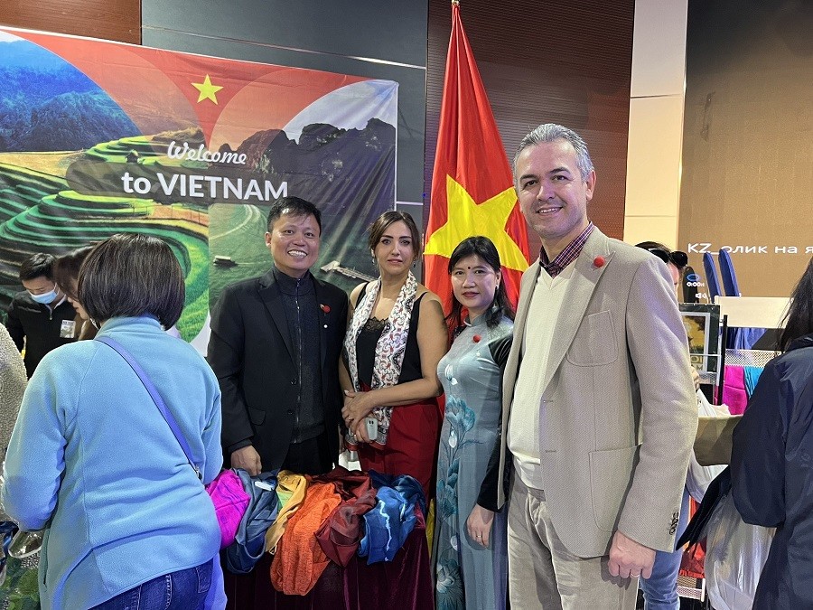 Vợ chồng Đại sứ Thổ Nhĩ Kỳ đã từng có nhiệm kỳ công tác ở Hà Nội, vô cùng thích thú  khi đến thăm gian hàng Việt Nam