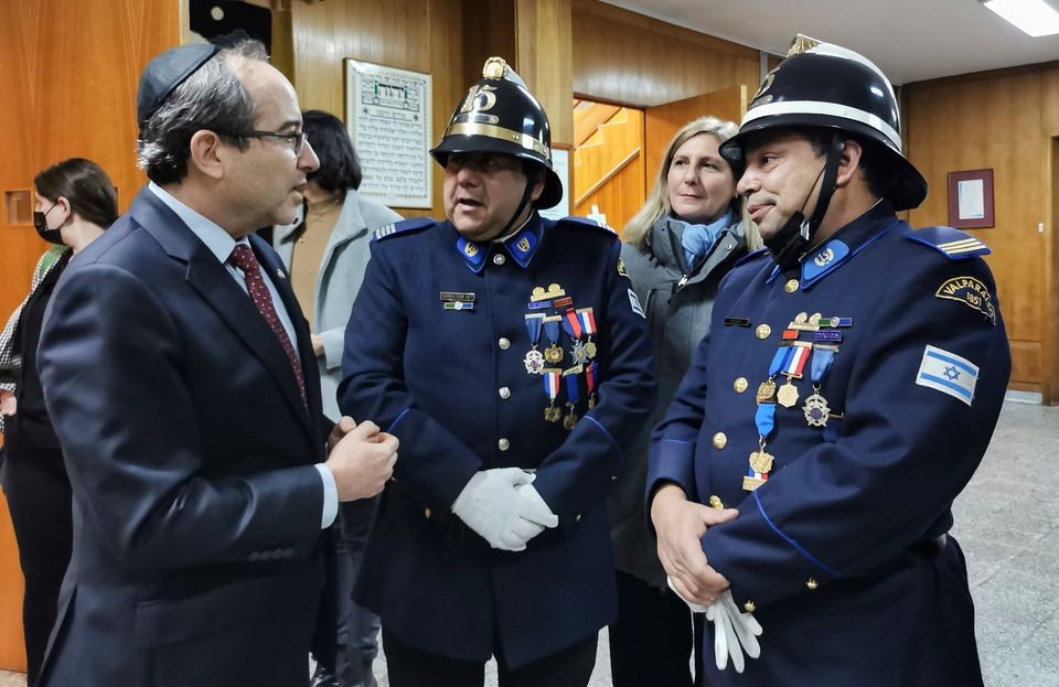 Đại sứ mới được bổ nhiệm của Israel Gil Artzyeli nói chuyện với các thành viên của công ty cứu hỏa Israel trong một sự kiện ở Vina del Mar, Chile ngày 13/9. (Nguồn: Reuters)