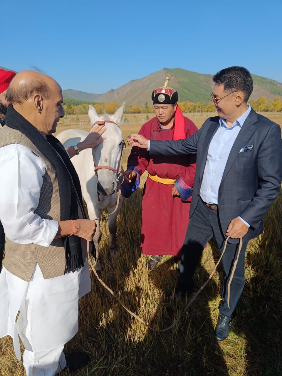Bộ trưởng Quốc phòng Ấn Độ Rajnath Singh nhận món quà đặc biệt từ phía Mông Cổ - chú ngựa trắng tên là Tejas. (Nguồn: Twitter)