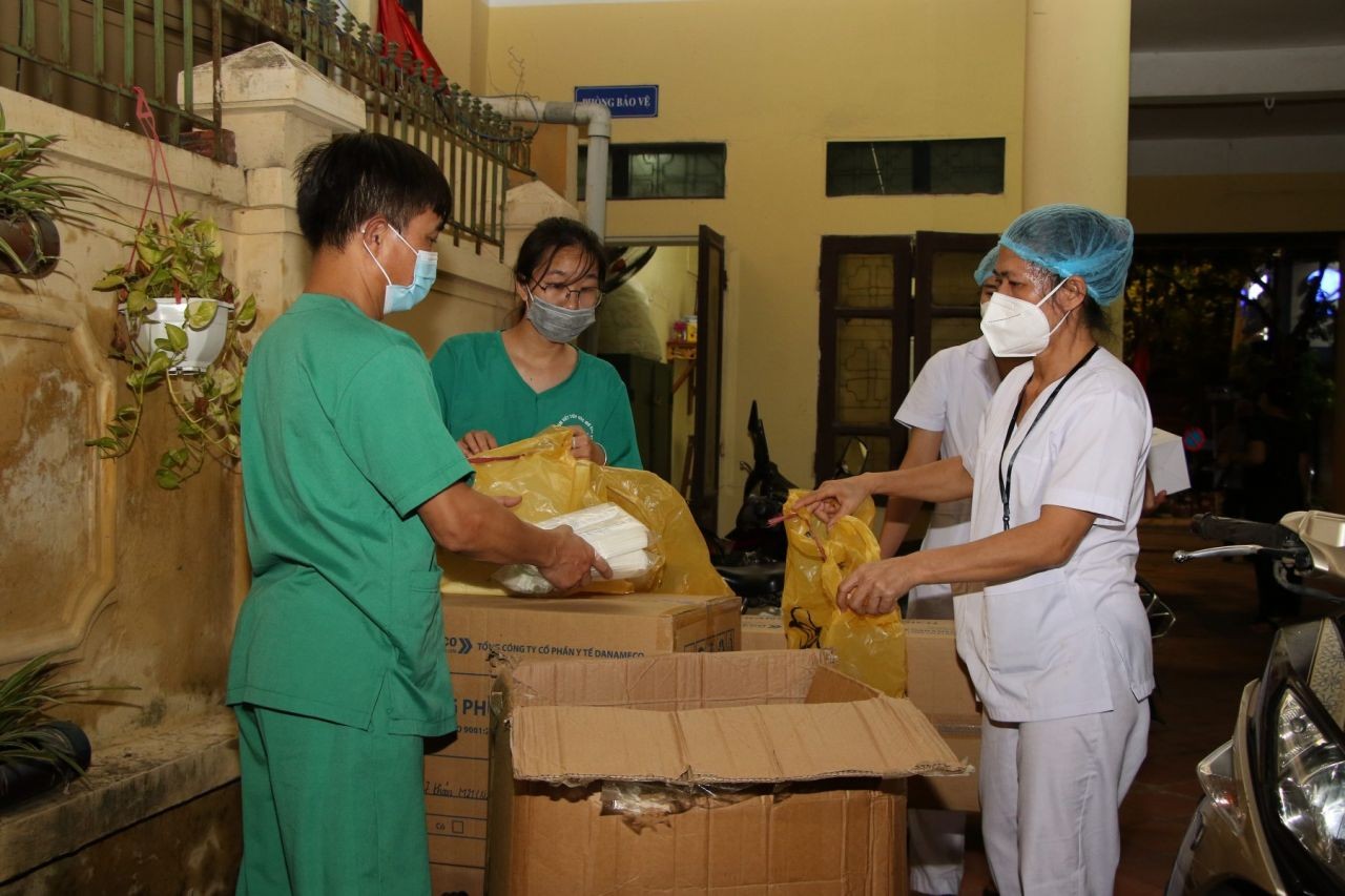 Hơn 10 ngày nay, lực lượng y tế làm việc xuyên đêm, không có ngày nghỉ với quyết tâm sớm khống chế được dịch bệnh. (Nguồn: CDC Hà Nam)