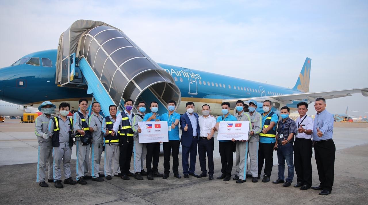 Doanh nhân Việt kiều Johnathan Hạnh Nguyễn đã trao tặng đồ chống dịch Covid-19 đến Bộ Ngoại giao Philippines.