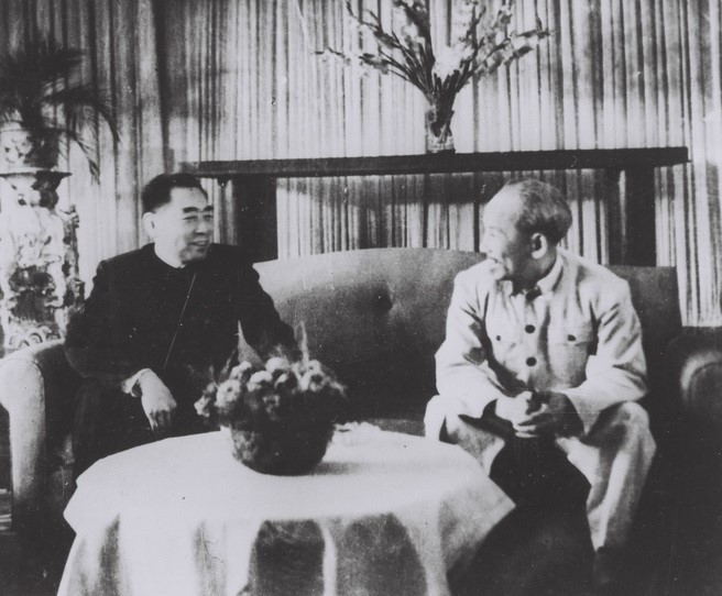 Chủ tịch Hồ Chí Minh tiếp Thủ tướng Trung Quốc Chu Ân Lai trong chuyến thăm Việt Nam, tháng 11/1956.