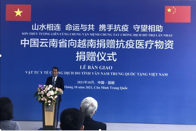 Tổng Lãnh sự Nguyễn Trung Hiếu phát biểu tại Lễ trao nhận thiết bị y tế phòng chống dịch.