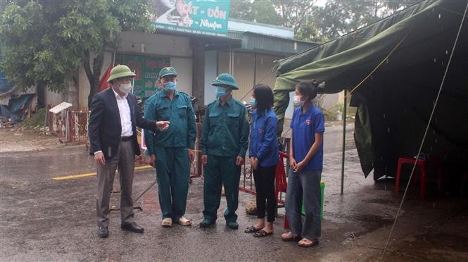 Lãnh đạo Sở y tế tỉnh Thanh Hóa thăm hỏi, động viên lực lượng trực chốt, phòng dịch COVID-19 tại thị xã Bỉm Sơn, Thanh Hóa. (Nguồn: TTXVN)