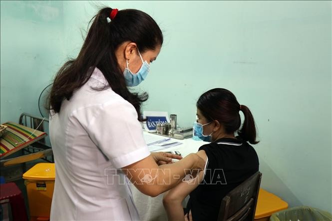 Tiêm vaccine phòng Covid-19 cho người dân Quảng Nam. (Nguồn; TTXVN.