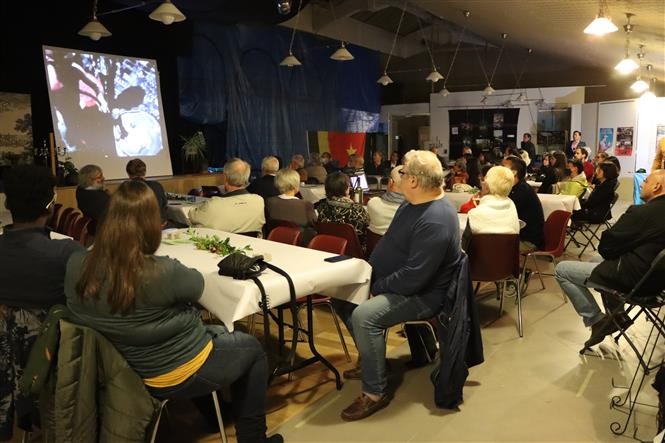 Cử tọa theo dõi bộ phim tài liệu Hội Bỉ-Việt không ngừng ủng hộ hành trình công lý cho nạn nhân chất độc da cam