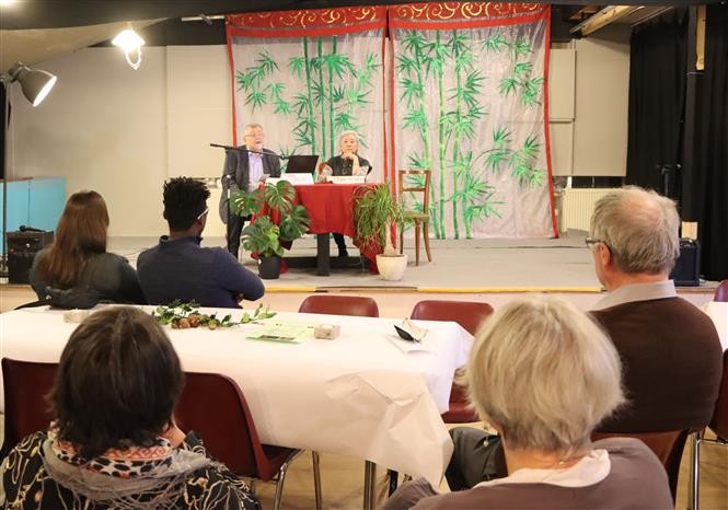 Cử tọa hai nước nghe nói chuyện về hậu quả chất độc da cam/dioxine tại Việt Nam. (Nguồn: TTVXN) Cử tọa hai nước nghe nói chuyện về hậu quả chất độc da cam/dioxine tại Việt Nam. (Nguồn: TTVXN)