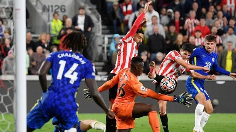 Thủ thành Mendy đã chơi xuất sắc với nhiều tình huống cứu thua xuất thần, giúp Chelsea bảo vệ chiến thắng 1-0 trên sân của Brentford tại vòng 8 Premier League và đòi lại ngôi đầu bảng..