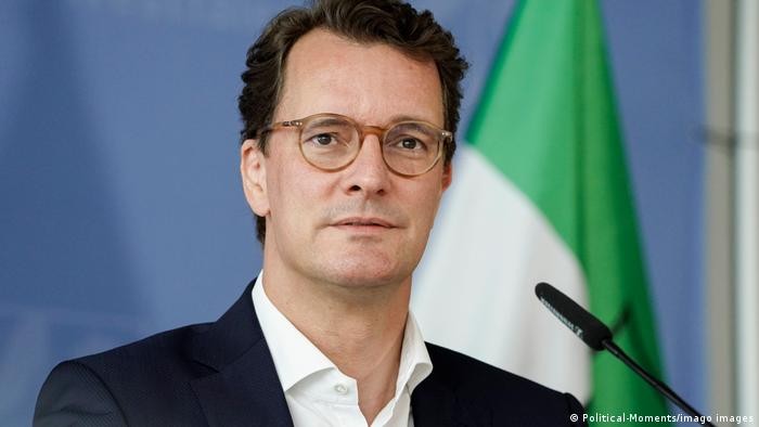 Người được chỉ định thay thế ông Laschet làm Thủ hiến bang đông dân nhất của Đức này là ông Hendrik Wüst, Bộ trưởng Giao thông Vận tải bang Nordrhein-Westfalen - 46 tuổi ,