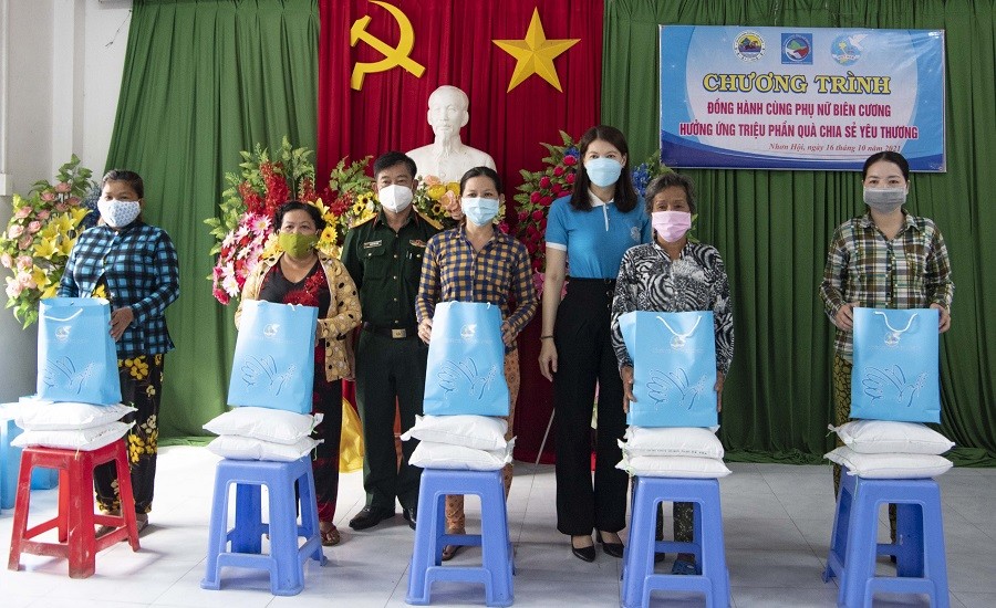 Đại diện các đơn vị tặng quà cho Hội viên phụ nữ có hoàn cảnh khó khăn vì dịch Covid-19 xã Nhơn Hội, huyện An Phú, tỉnh An Giang. (Ảnh: Hoàng Đặng)