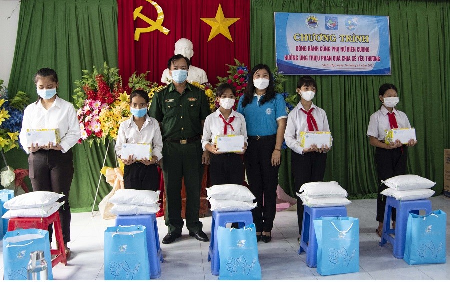 Đại diện Hội Liên hiệp Phụ nữ và Bộ Chỉ huy Bộ đội Biên phòng tỉnh An Giang tặng quà cho học sinh nghèo học giỏi xã Nhơn Hội, huyện An Phú, tỉnh An Giang. (Ảnh: Hoàng Đặng)