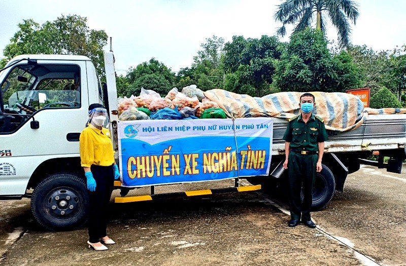 Hội LHPN huyện Phú Tân tặng quà cho Đồn Biên phòng Phú Hội. (Ảnh: Chiến Khu)