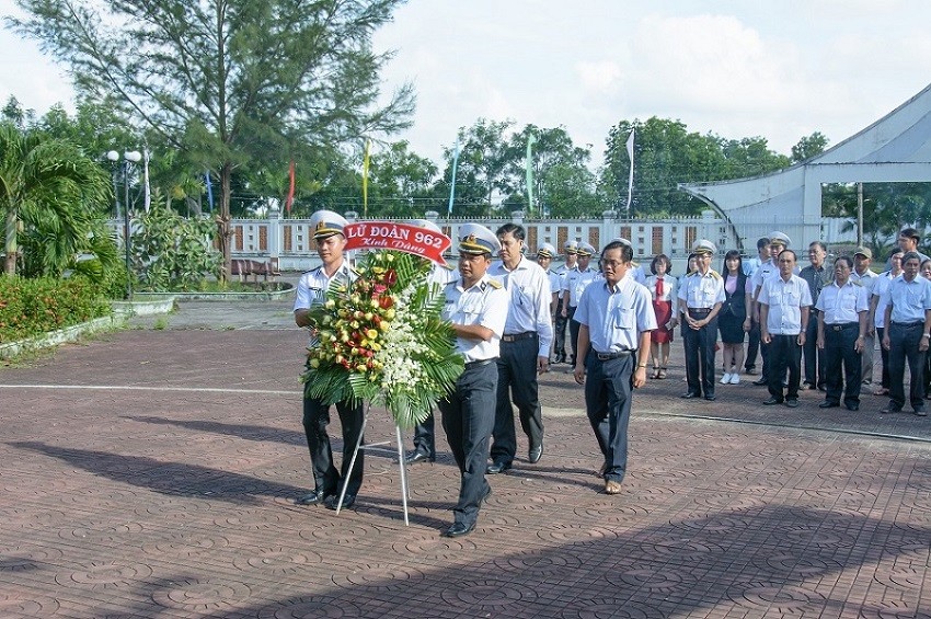 Các đại biểu dâng hương tại bến Vàm Lũng trong chiến về nguồn. (Ảnh: Thành Tâm)