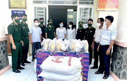 Hội phụ nữ Bộ đội Biên phòng An Giang hỗ trợ người nghèo bị ảnh hưởng bởi dịch Covid-19