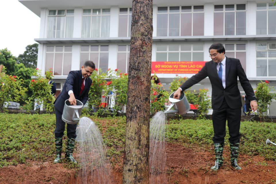 Đại sứ Ấn Độ Pranay Verma trồng cây trong khuôn viên UBND tỉnh Lào Cai nhân Kỷ niệm 50 năm thiết lập quan hệ ngoại giao giữa Ấn Độ và Việt Nam. (Nguồn: ĐSQ Ấn Độ tại Việt Nam)