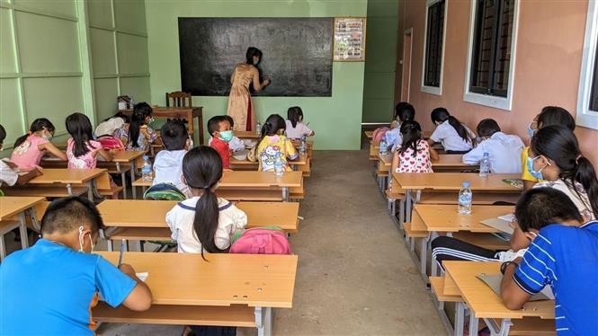 Lớp học tiếng Việt cho con em người Việt tại thành phố Khemarak Phumin, tỉnh Koh Kong. (Nguồn: TTXVN)