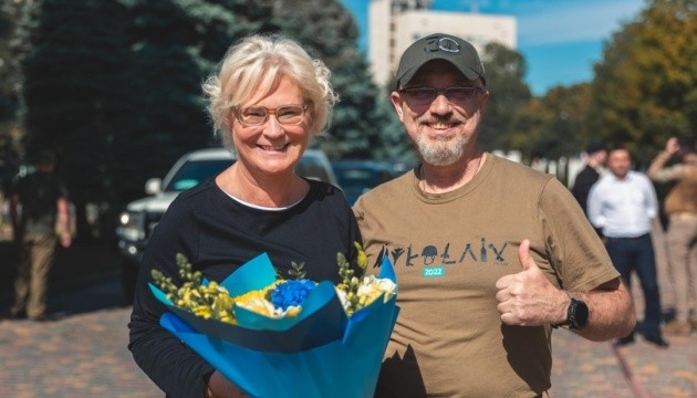 Bộ trưởng Quốc phòng Đức bất ngờ thăm Ukraine, hứa sớm chuyển giao hệ thống phòng không IRIS-T. (Nguồn: Ukrinform) Bộ trưởng Quốc phòng Đức bất ngờ thăm Ukraine, hứa sớm chuyển giao hệ thống phòng không IRIS-T. (Nguồn: Ukrinform)