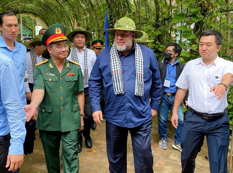 Thủ tướng Cuba đội mũ tai bèo thăm địa đạo Củ Chi