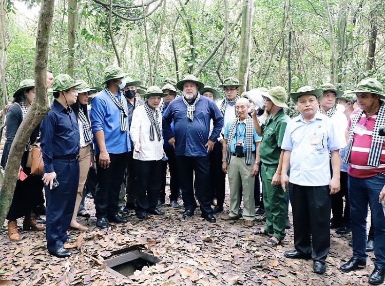 Thủ tướng Cuba đội mũ tai bèo thăm địa đạo Củ Chi
