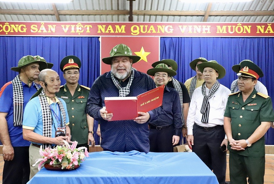 Thủ tướng Cuba đội mũ tai bèo thăm địa đạo Củ Chi