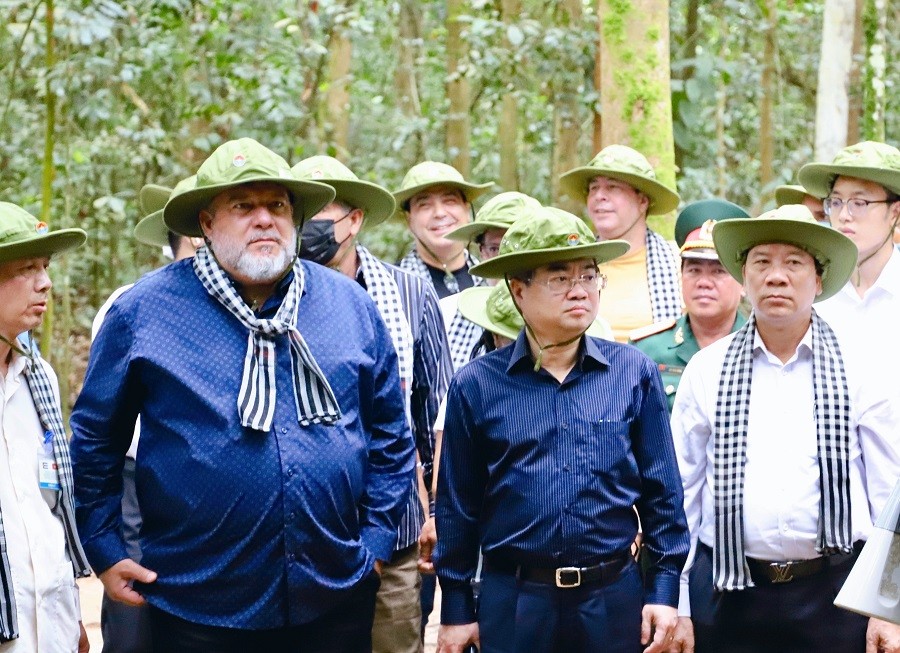 Thủ tướng Cuba đội mũ tai bèo thăm địa đạo Củ Chi