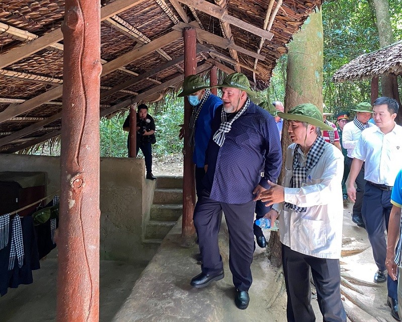 Thủ tướng Cuba đội mũ tai bèo thăm địa đạo Củ Chi