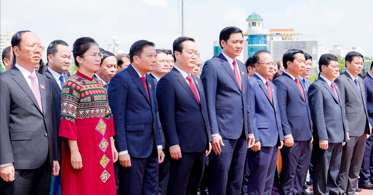 Đoàn đại biểu Đại hội Đảng bộ tỉnh Nghệ An lần thứ XX dâng hoa, báo công trước tượng đài Bác Hồ Đoàn đại biểu Đại hội Đảng bộ tỉnh Nghệ An lần thứ XX dâng hoa, báo công trước tượng đài Bác Hồ