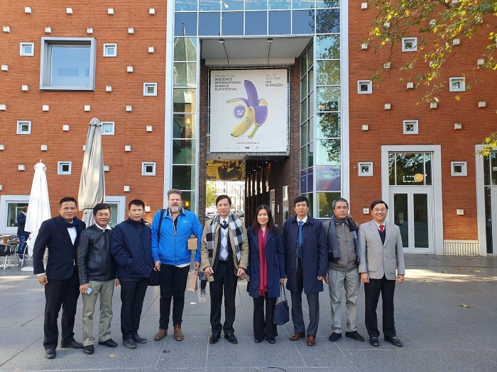 lanh dao va doanh nghiep tinh quang tri tham va lam viec tai ha lan