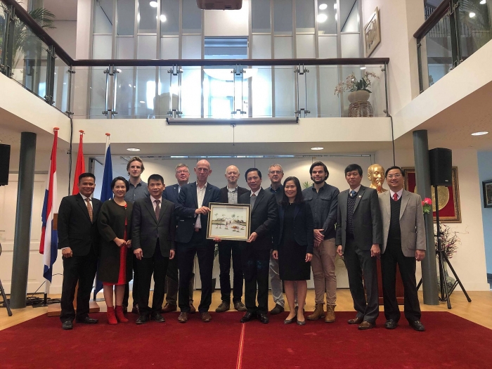 lanh dao va doanh nghiep tinh quang tri tham va lam viec tai ha lan