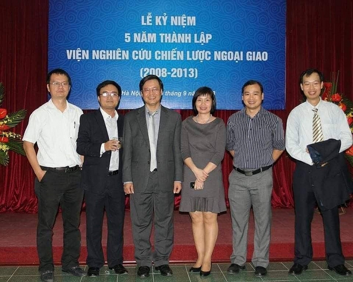 hoc vien ngoai giao noi thuoc ve va mai mai