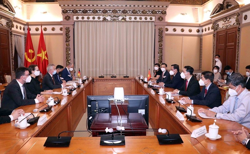 Ông Phan Văn Mãi, Chủ tịch UBND Thành phố Hồ Chí Minh hội đàm với ông Peter Feldmann, Thị trưởng thành phố Frankfurt, diễn ra vào chiều 6/11 tại Thành phố Hồ Chí Minh. (Nguồn: TTXVN) Ông Phan Văn Mãi, Chủ tịch UBND Thành phố Hồ Chí Minh hội đàm với ông Peter Feldmann, Thị trưởng thành phố Frankfurt, diễn ra vào chiều 6/11 tại Thành phố Hồ Chí Minh. (Nguồn: TTXVN)