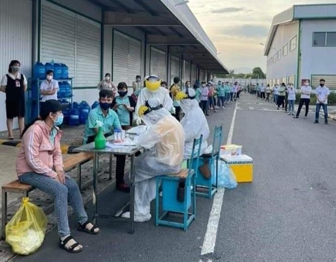 Cơ quan y tế lấy mẫu xét nghiệm SARS-CoV-2 cho công nhân Công ty TNHH sản xuất giày Uy Việt cơ sở tại Khu công nghiệp Đô thị Sonadezi Châu Đức. (Nguồn: TTXVN)