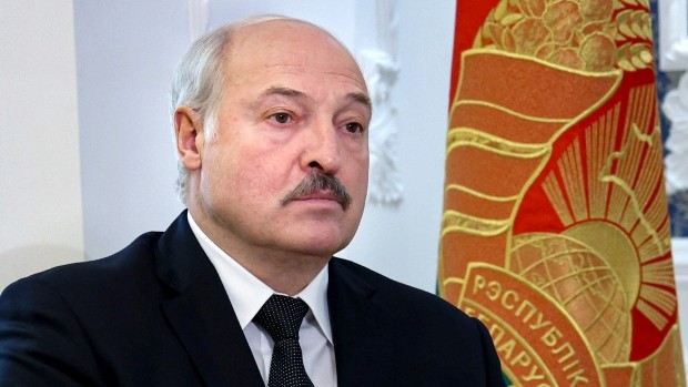 Tổng thống Belarus Alexander Lukashenko trả lời phỏng vấn tạp chí National Defence (Nga) tại thủ đô Minsk, Belarus ngày 9/11. (Nguồn: AP)