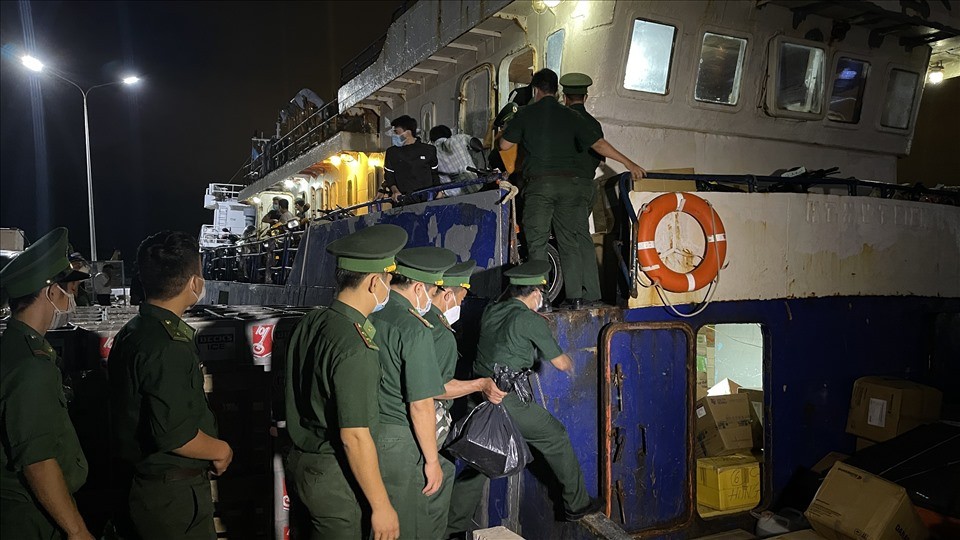 Các chiến sỹ biên phòng tham gia chuyến tàu hỗ trợ huyện đảo Phú Quý phòng chống dịch Covid-19. (Ảnh: Phạm Duy)